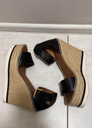 Босоніжки на танкетці