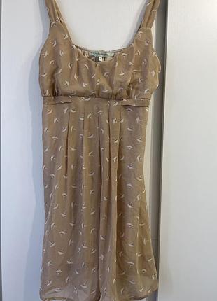 Бежевий сарафан.