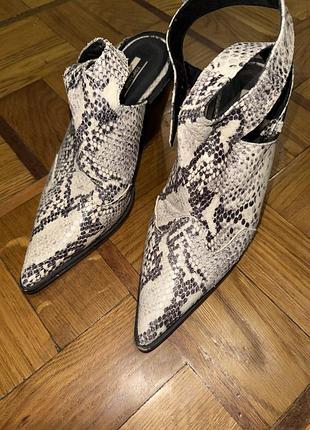 Туфли в стиле котаки.