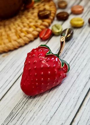 🔺🍓✨ яскрава брошка "полуничка" ягоди полуниця емаль