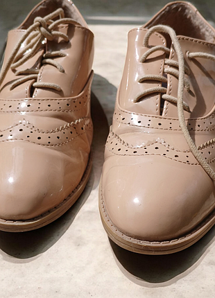 Бежеві оксфорди з лакованої натуральної шкіри