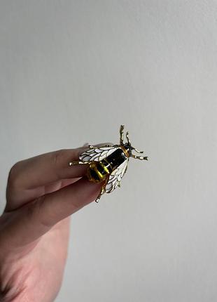 Металева брошка королівська бджілка