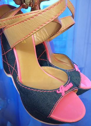 Босоножки джинсовые на высокой платформе guess