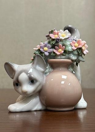 Фарфоровая статуэтка lladro «секретное местечко».