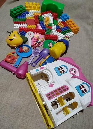 Большой набор для ребенка. домик, посуда, кукла, игрушки, конструктор. не идеальное.