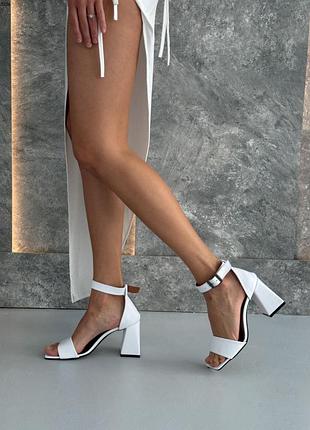 Шкіряні білі жіночі босоніжки