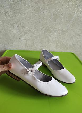 Белые балетки на липучке в 37 размере friboo