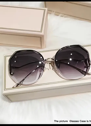 Безрамочные женские солнцезащитные очки.