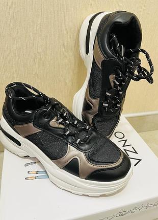 Кросівки,спортивне взуття жіноче