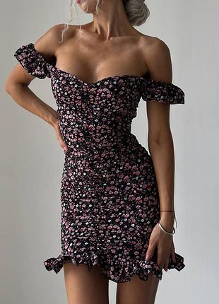 Жіноча міні сукня у квітковий принт зі спущеними плечима
