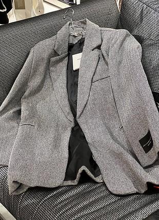 Серый удлинённый пиджак оверсайз