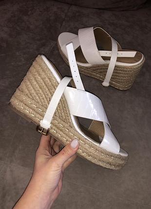 Босоніжки на плетеній танкетці босоножки на плетённой танкетке