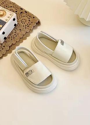 Сандалі босоніжки залишились 27