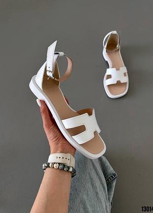 Білі натуральні шкіряні босоніжки з ремінцем закритою пʼятою шкіра