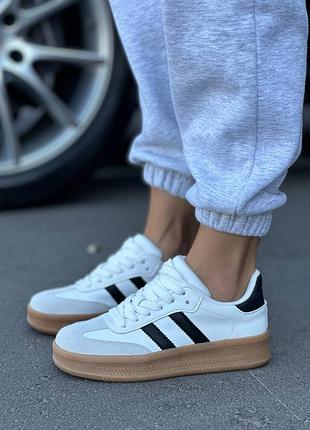 Женские качественные и стильные кроссовки stilli белые с черным на бежевой