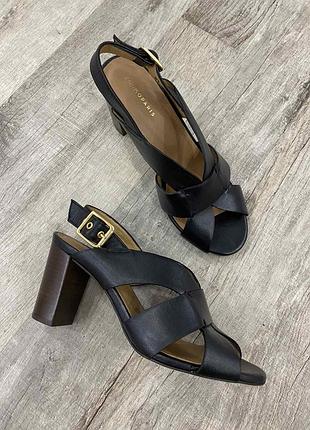 Шкіряні чорні босоніжки на товстому широкому каблуку на масивних підборах cosmoparis 37 розмір