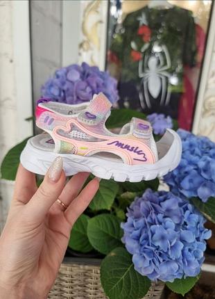 Босоніжки з захистом носочка