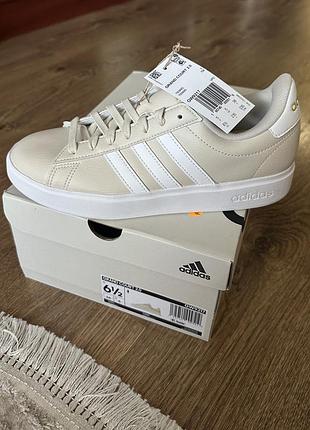 Жіночі кросівки adidas grand court 2.0 на шнурівці в бежевому кольорі