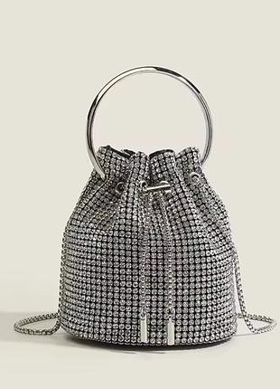 Серебряная блестящая сумочка ведро со стразами, камнями на цепочке