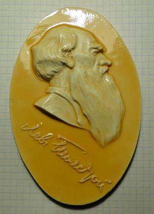 Барельеф лев толстой