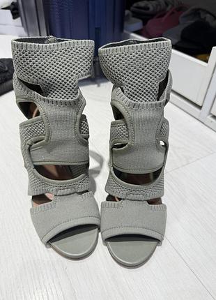 Босоніжки zara