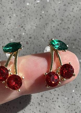 Сережки пусеты в стиле coach со стразами бижутерия