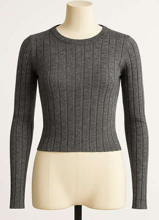 Сірий лонгслів 
трохи укорочений
в ідеальному стані (бренд "bershka knitwear"