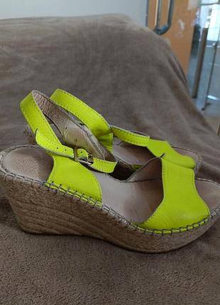 Босоножки, 37р, 24 см, натуральная кожа, высота 8см, очень клеящиеся💯