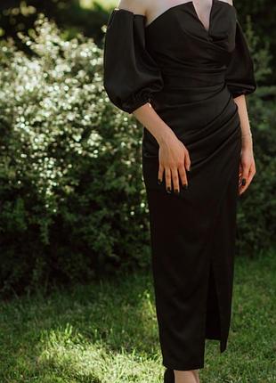Роскошное черное платье с открытыми плечами и объемными рукавами!