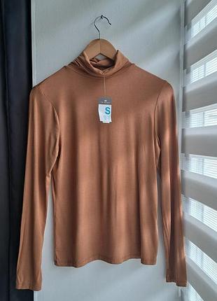 Бежевая вискозная водолазка
