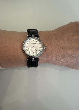 Швейцарський годинник з діамантами.