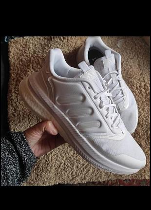 Кросівки відомого бренду adidas.