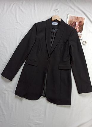 Черный удлиненный пиджак на одну пуговицу