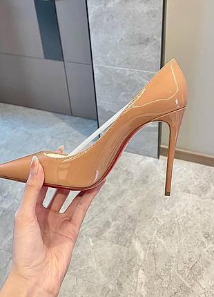 2500
туфлі louboutin 
розмір: 35-40
каблук: 6, 8, 10см
колір: чорний, бежевий