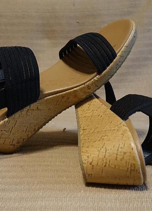 Легчайшие черные открытые босоножки на высокой танкетке skechers beverlee sheer luck  43 р.