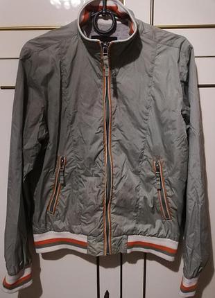 Продам мужскую ветровку.