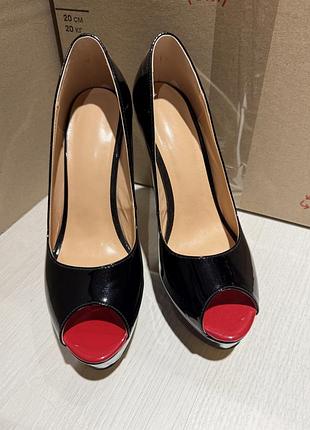 Туфлі на підборах лакові