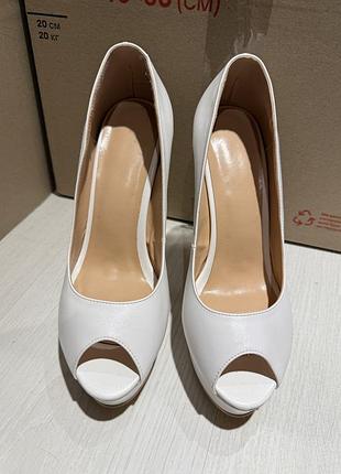 Новые белые туфли на каблуке