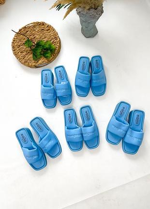 Шльопанці на таникетці