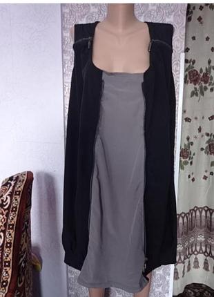 Женский сарафан на широких бретелях.