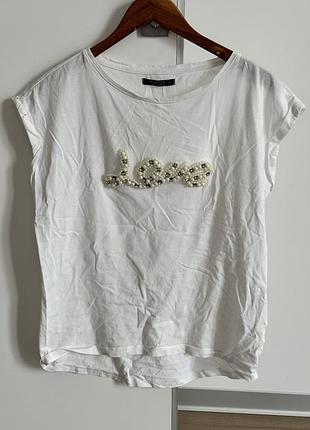 Біла футболка