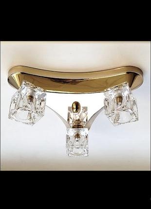 Небольшая потолочная люстра на 3 плафона