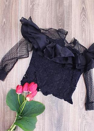 Нарядная женская блуза черного цвета с воланами