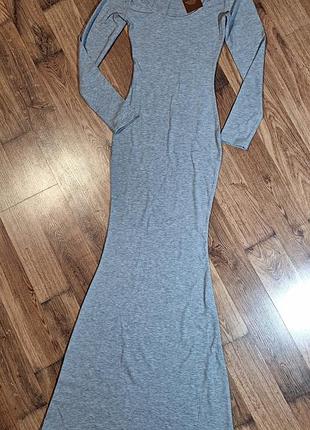 Серое обтягивающее трикотажное платье макси с длинным рукавом