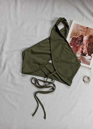 Зелений топ холтер у рубчик з переплетом на шиї та зав'язками