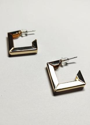 Квадратные серьги золотого цвета