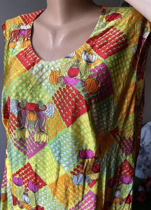 Яскрава літня сукня з приємного матерілу з принтом на модель плюс-сайз.