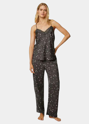 Пижамный комплект со звездным узором от marks & spencer.