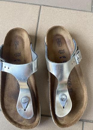 Кожаные серебристые ортопедические шлепанцы birkenstock. 35/22.5🌸