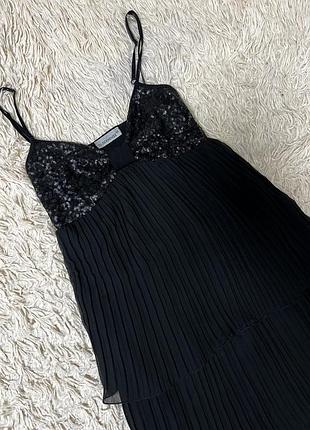 Чорна коктейльна сукня